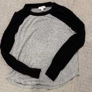 Evereve Women's Black and Gray Long Sleeve Top - very soft!!
